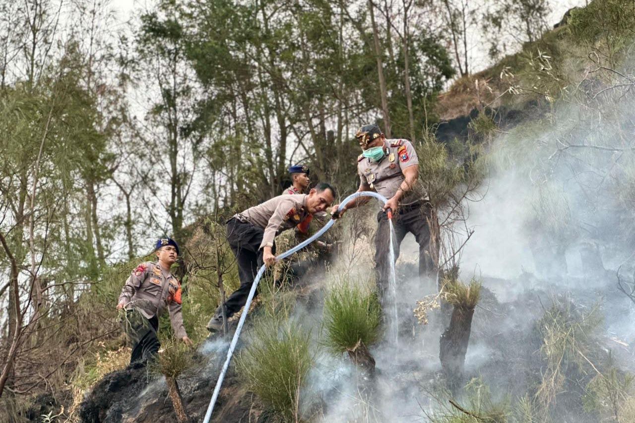 Polda Jatim Bergerak Cepat Cegah Karhutla Meluas di Kawasan Bromo