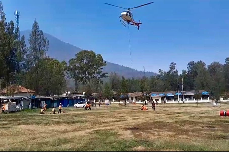 Helikopter Water Bombing Dikerahkan Padamkan Karhutla Kawah Ijen