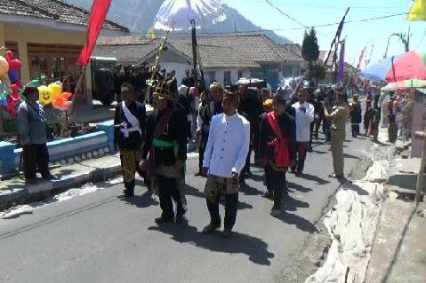 Begini Warga Suku Tengger Rayakan Karo