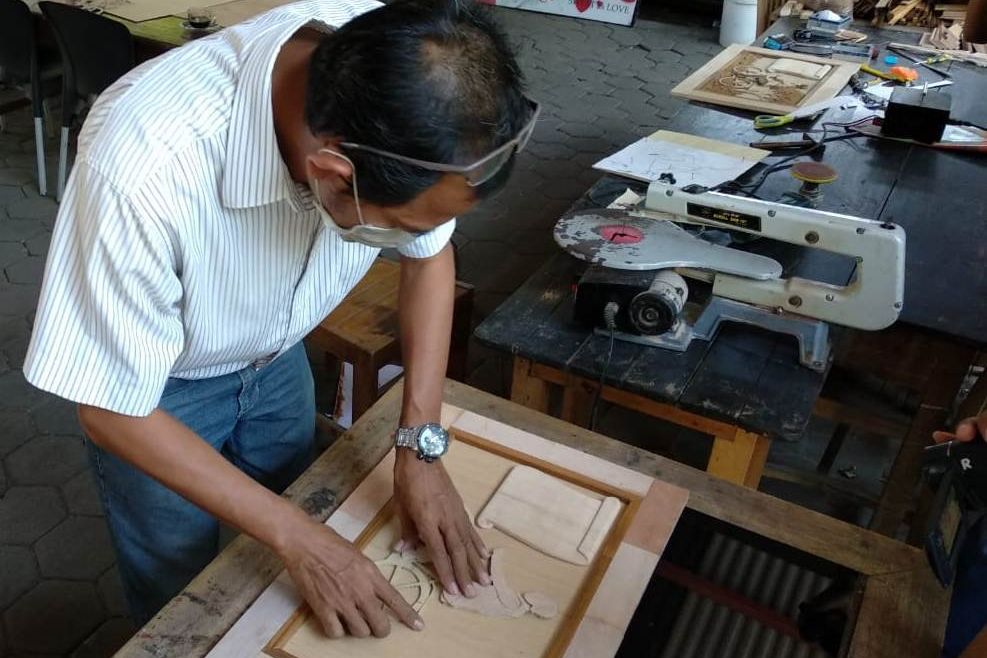Mantan Buruh Pabrik Sulap Limbah Jadi Karya Seni