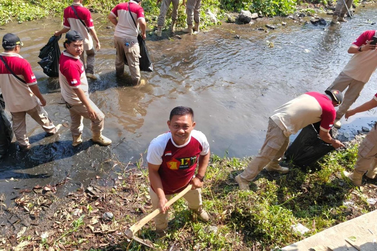 Antisipasi Banjir, Sampah dan Lumpur Sungai Kaliombo Diangkat