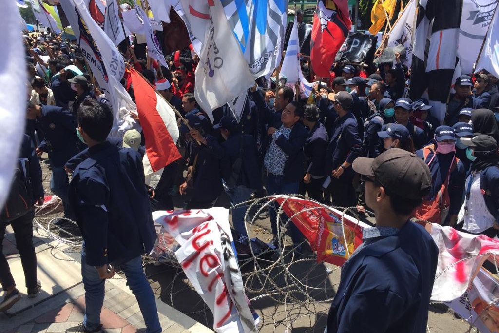 Ratusan Mahasiswa Mulai jebol Kawat Berduri