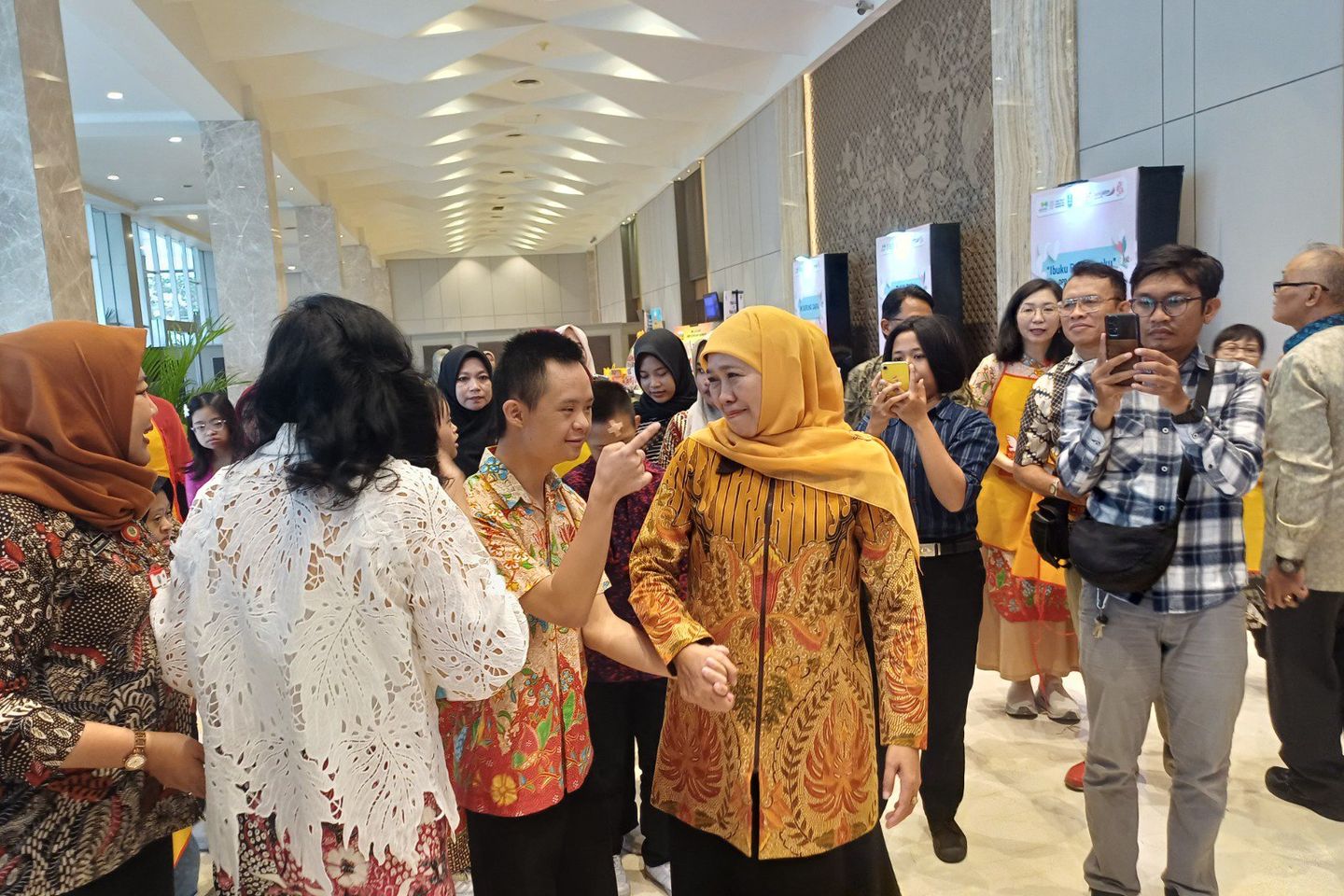 Peringati Hari Ibu, Menteri PPPA Beri Penghargaan Pemprov Jatim