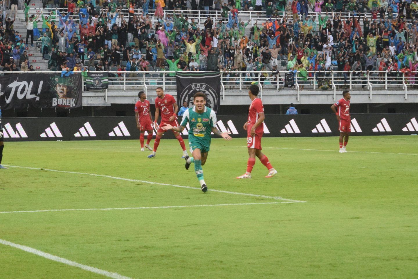Akhiri Putaran Pertama Dengan Manis, Persebaya Tundukkan Malut United 2-1 di Kandang