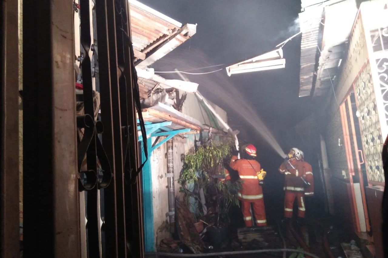 Rumah Kuno di Kawasan Kapasan Dalam Terbakar