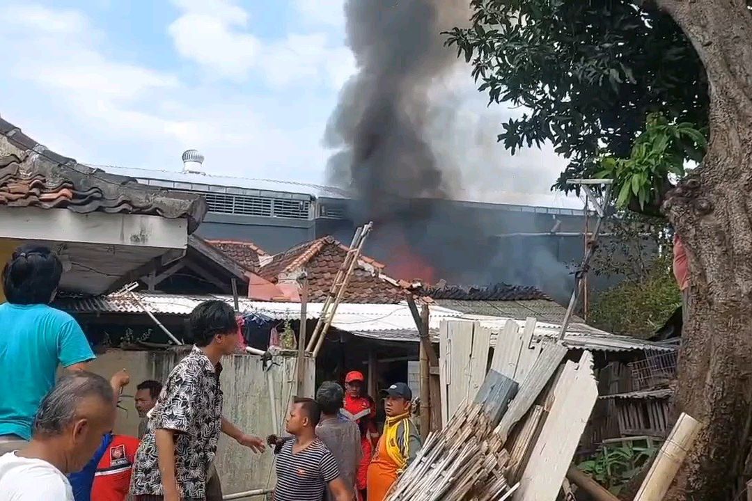 ‎Rumah Pencari Barang Bekas di Probolinggo Terbakar, Sepeda Motor Ikut Hangus