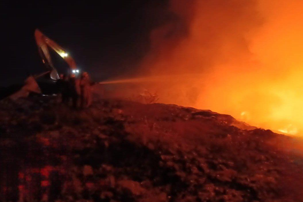 Gunungan Sampah di TPA Benowo Surabaya Terbakar
