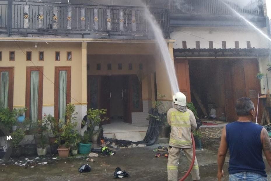Pabrik Sepatu Rumahan di Sooko Terbakar, Satu Pekerja Luka Bakar Ringan