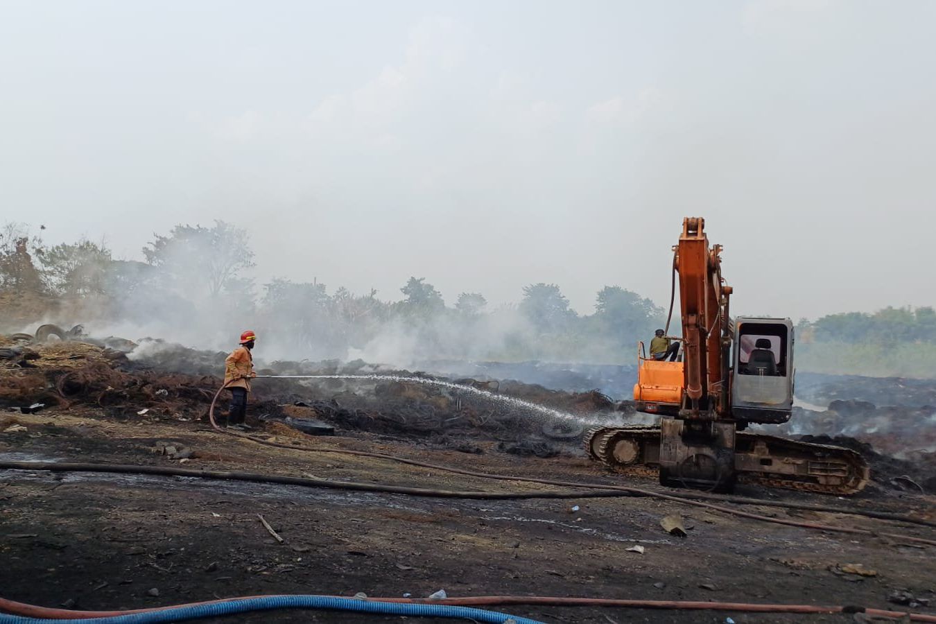Hari Kelima, Pemadaman Kebakaran Pabrik Ban Bekas di Trowulan Mojokerto Masih Berlangsung