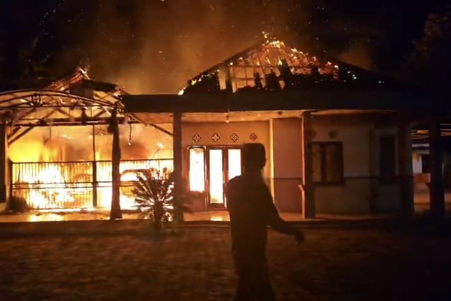 Rumah di Jember Terbakar, Al-Quran di Tengah Puing Dilaporkan Tetap Utuh