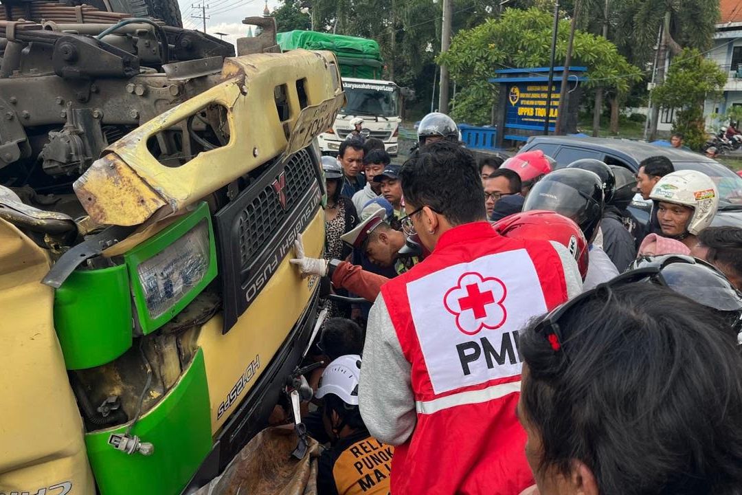 Dump Truk Tabrak Tiang PJU di Jalur Trowulan, Sopir Meninggal Dunia di Tempat