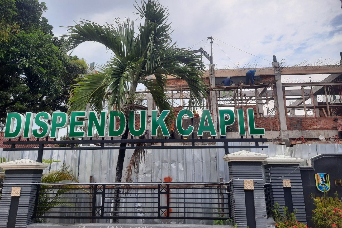 Proyek Kantor Dukcapil Tuban Diduga Abaikan Keselamatan Pekerja