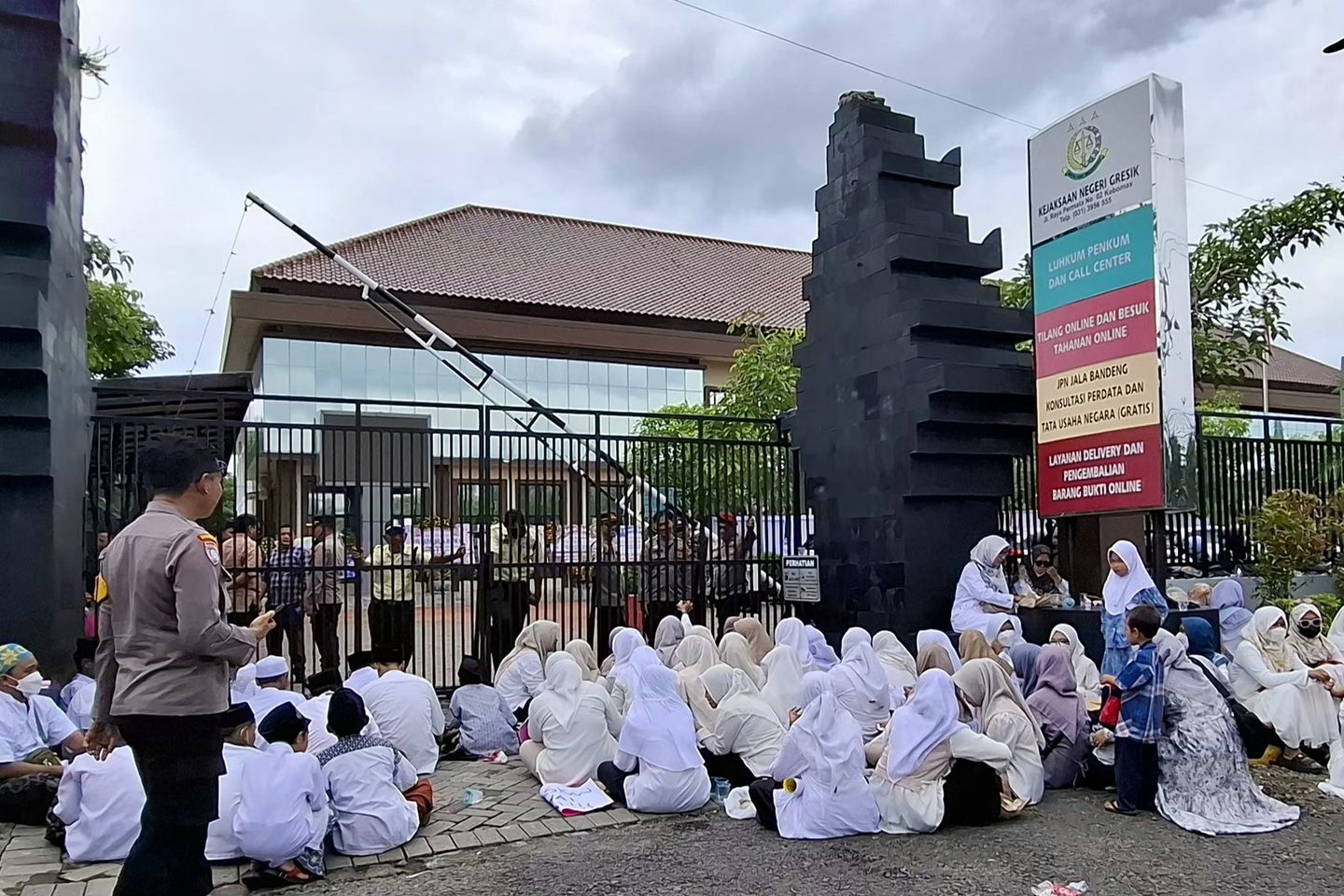 Ratusan Santri Datangi Kejari Gresik, Minta Penangguhan Penahanan Dua Kiai Kasus Hibah