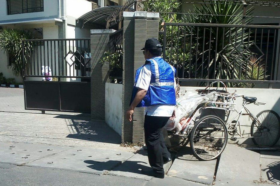 Pakai Rompi Tukang Parkir, Kepala SMKN 1 Surabaya Kecoh Wartawan