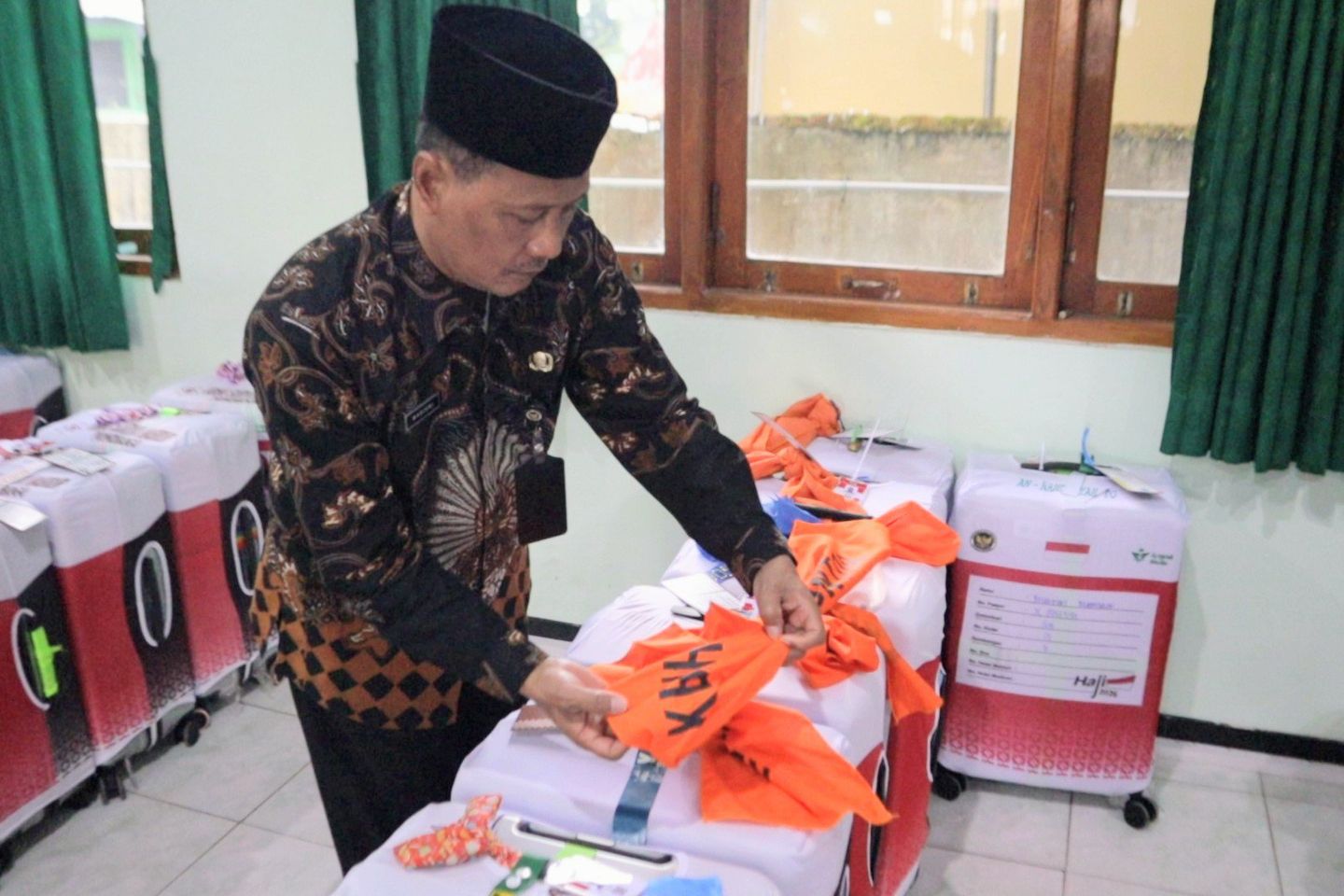 Mudahkan Identifikasi di Tanah Suci, Koper Jamaah Haji Ponorogo Disulap Penuh Warna