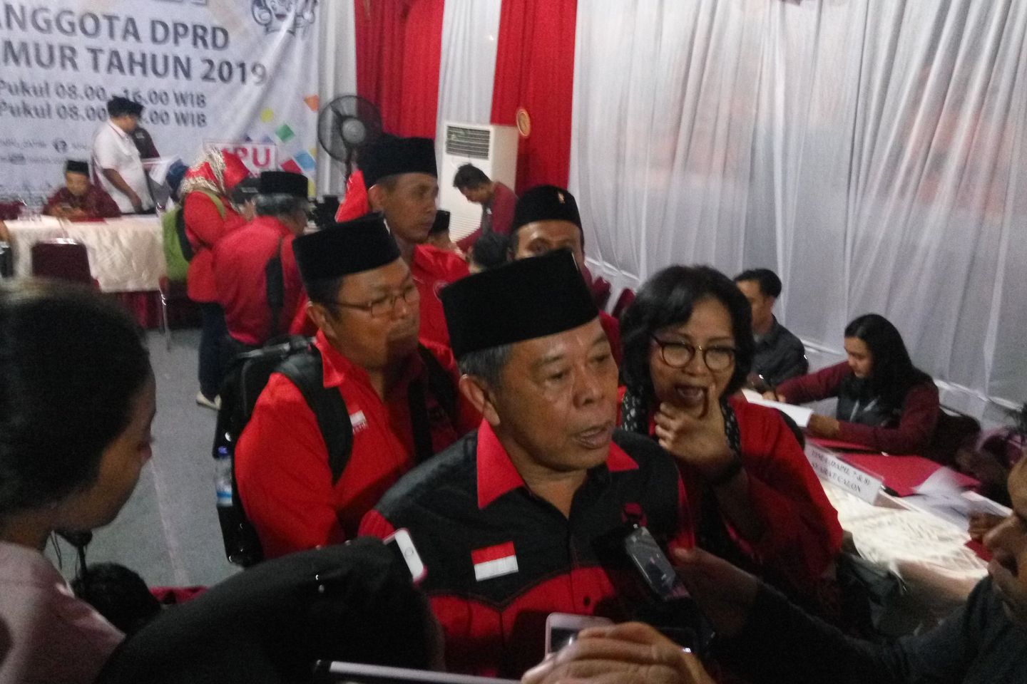 Daftar ke KPU PDIP Targetkan 24 Kursi DPRD Jatim