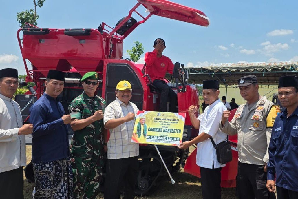 Dukung Swasembada Pangan, Golkar Jatim Serahkan Alsintan di Ponorogo