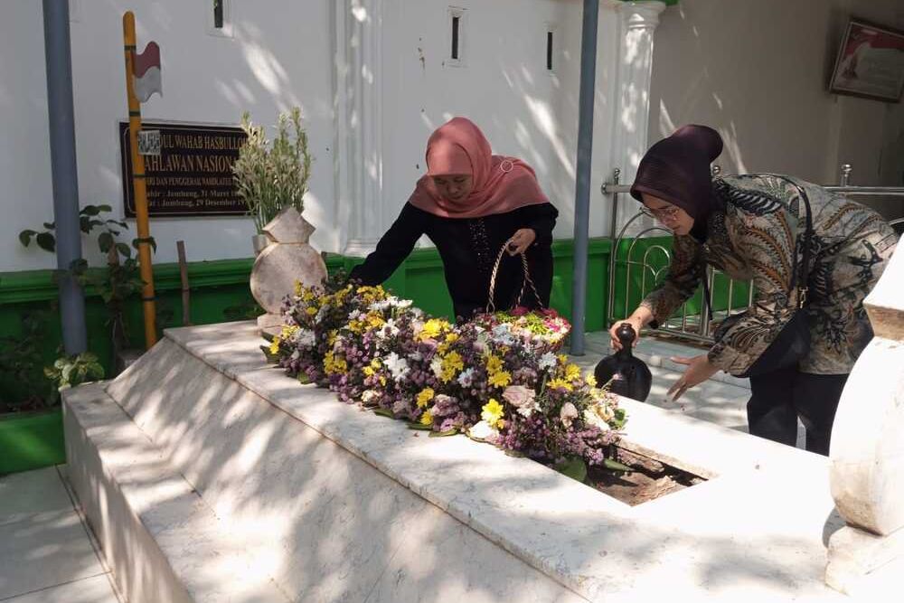 Ziarah ke Makam Bu Nyai Machfudhoh, Ini Kenangan Khofifah