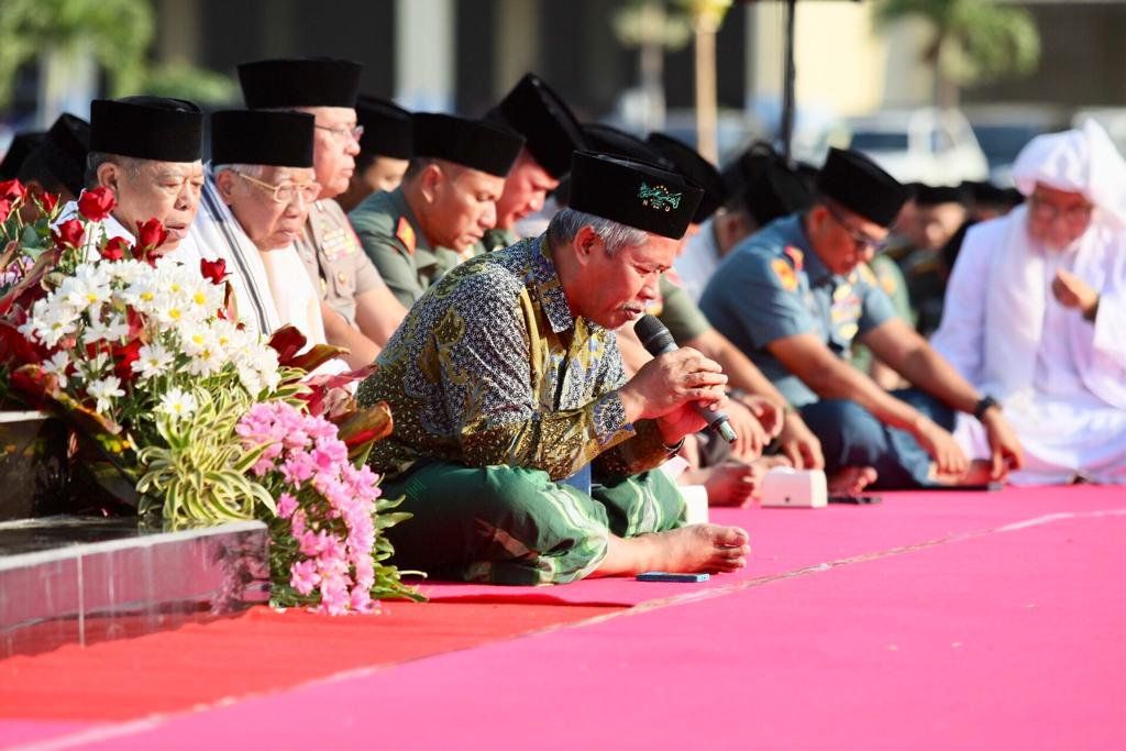 Delapan Ribuan Warga Salat Istisqa Bareng Khofifah di Mapolda Jatim