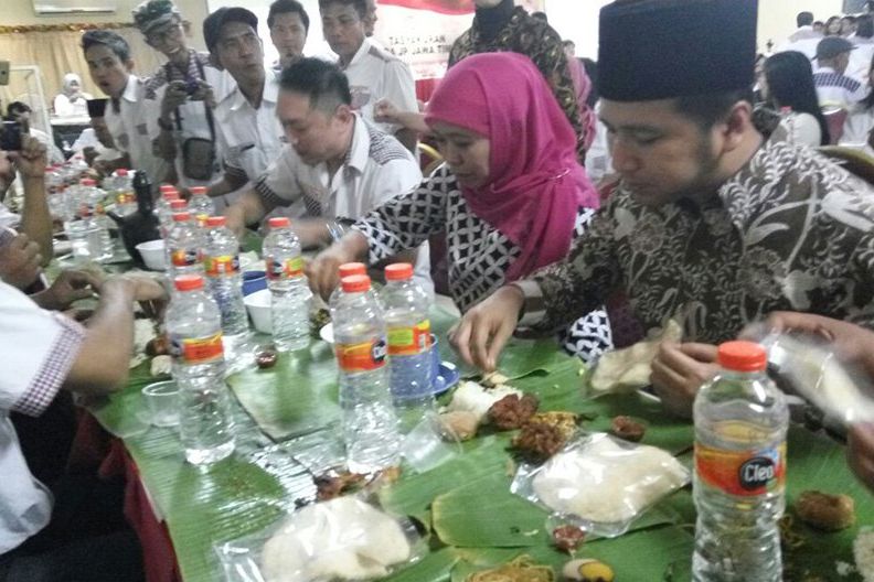 Raih Kemenangan Pilgub Khoffiah-Emil Makan Nasi Kroyoan