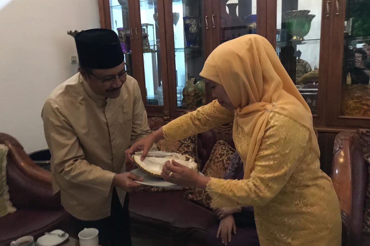 Gus Ipul Disuguhi Khofifah Durian Wonosalam