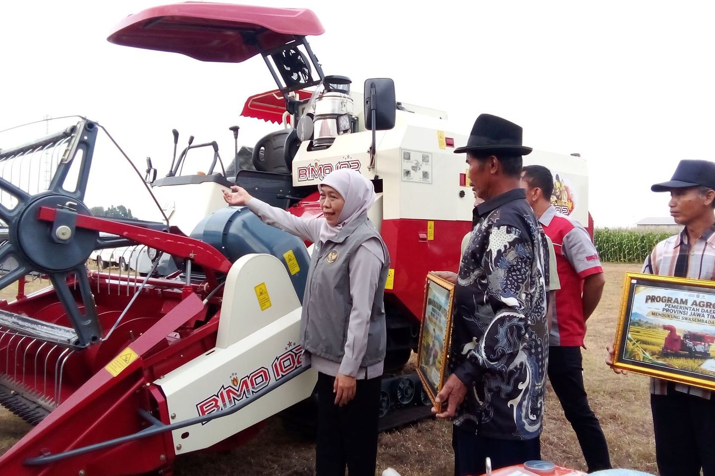 Khofifah Salurkan Alsintan di Mojokerto, Dorong Petani Gunakan Teknologi Modern