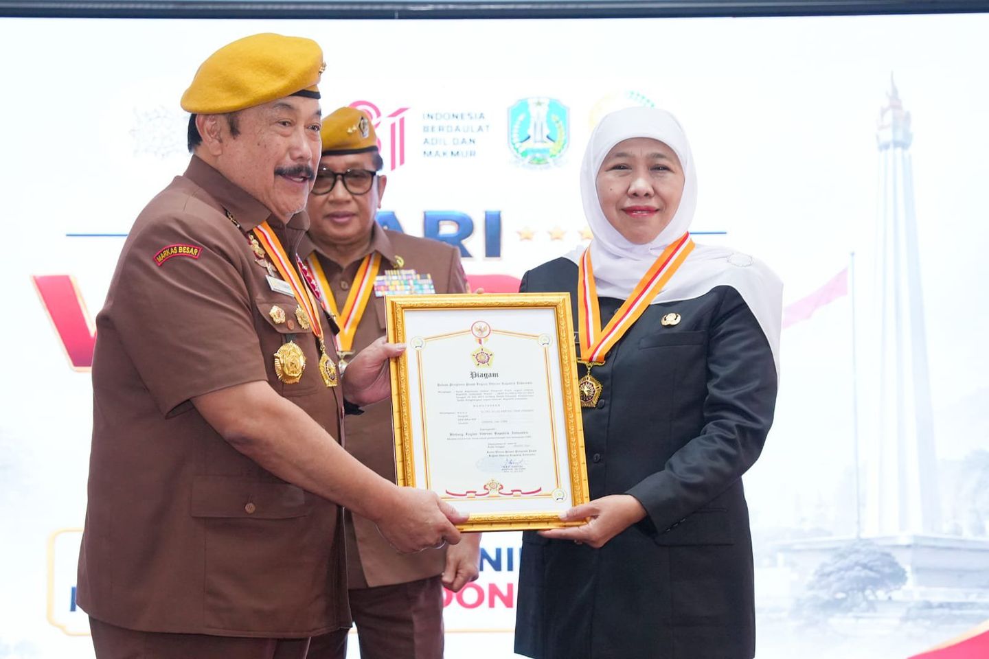 Khofifah Terima Bintang LVRI, Sebut Penghargaan sebagai Amanah