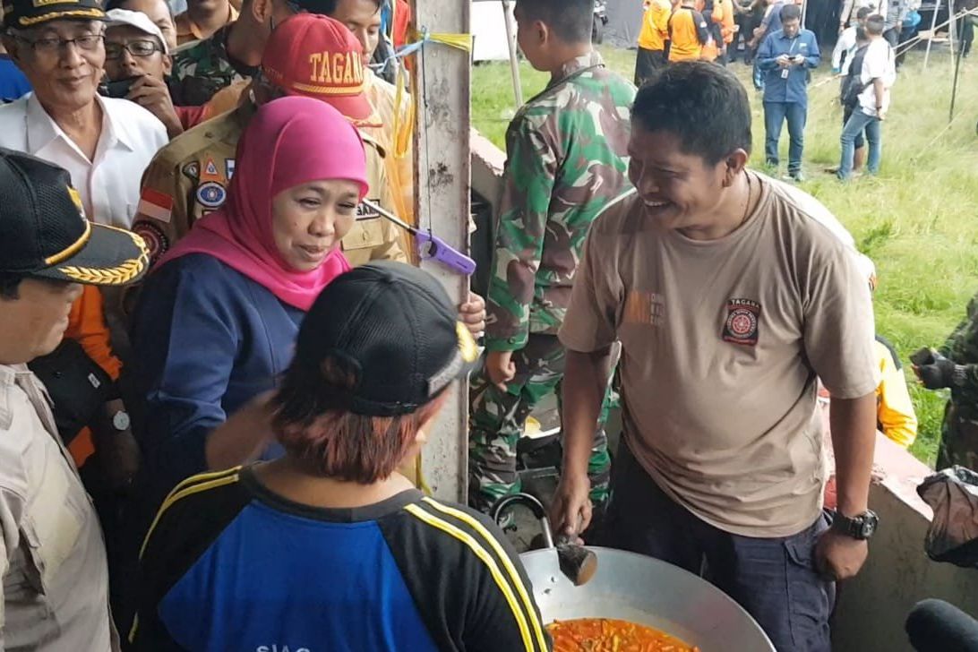 Tinjau Korban Banjir Bondowoso, Khofifah Ikut Masak Nasi di Dapur Umum