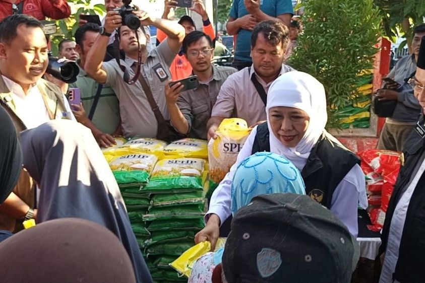 Ratusan Warga Kota Probolinggo Rela Berdesakan di Pasar Murah Sembako