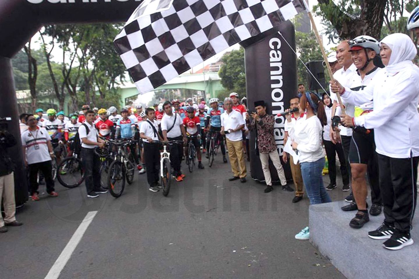 Nikmati Pembangunan Infrastruktur dengan Bersepeda Surabaya-Jakarta
