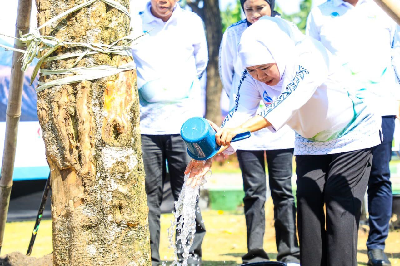 Khofifah Pimpin Aksi Bersih Sungai Gunung Anyar, Lebih dari 10 Ton Sampah Berhasil Diangkat