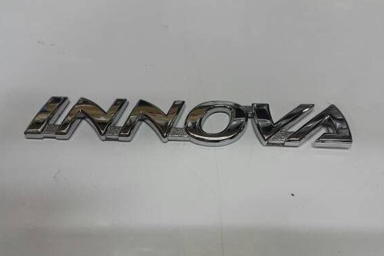 Kijang Inova Terperosok di Pantai Pamekasan
