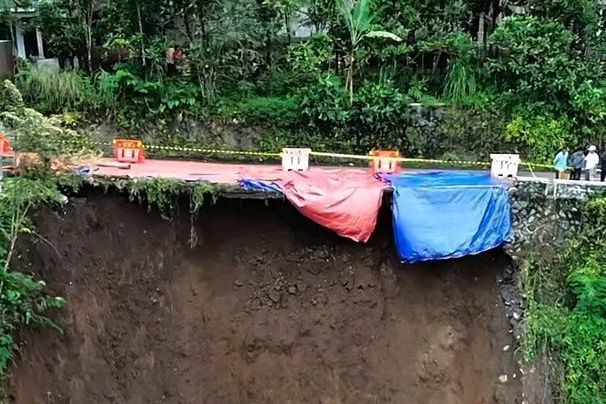 Longsor, Jalan Wisata Menuju Segaran Probolinggo Ditutup untuk Roda Empat