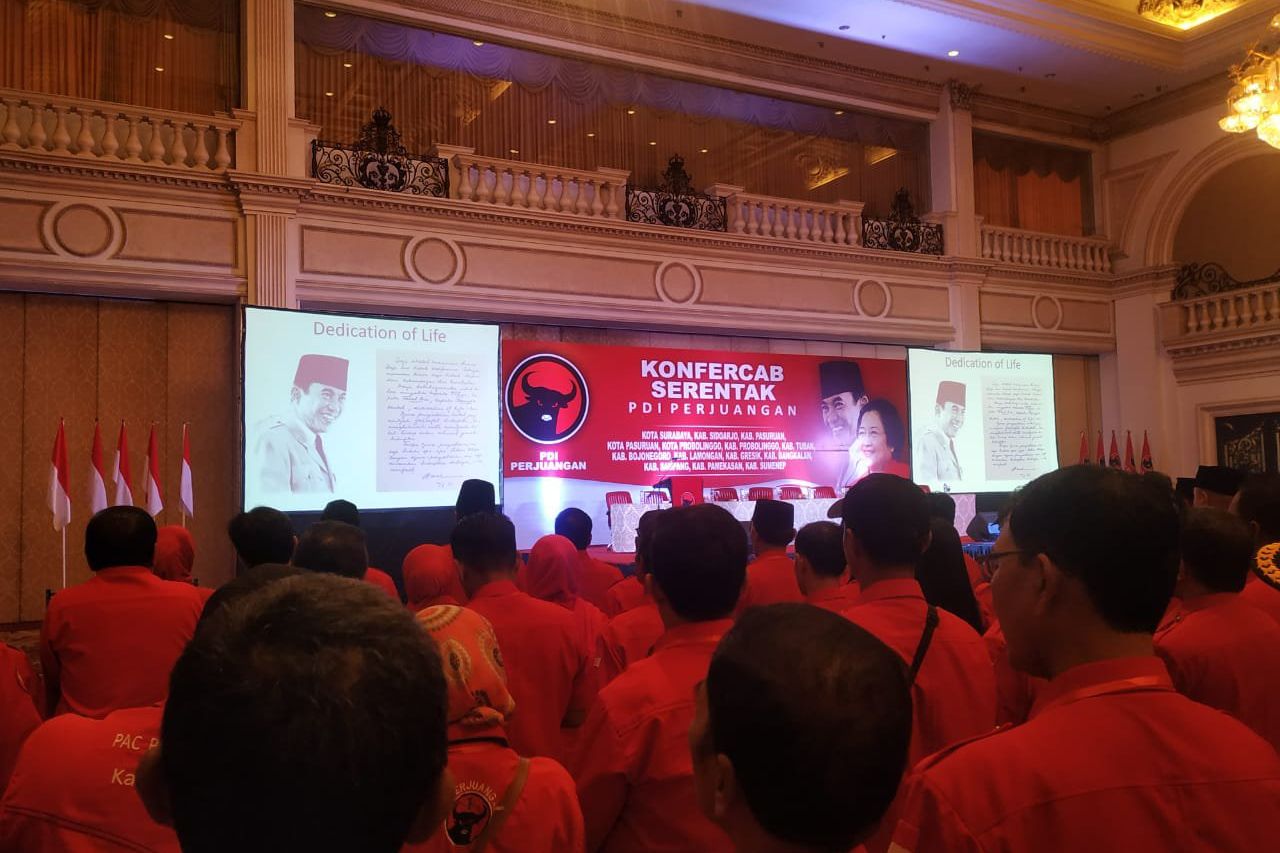 Adi Sutarwijono Pimpin PDI Perjuangan Surabaya