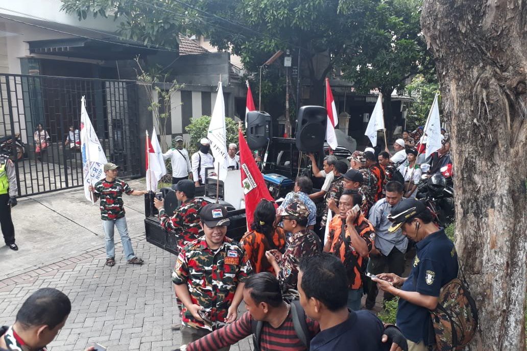 Puluhan Massa Ormas Datangi Kantor Kontras