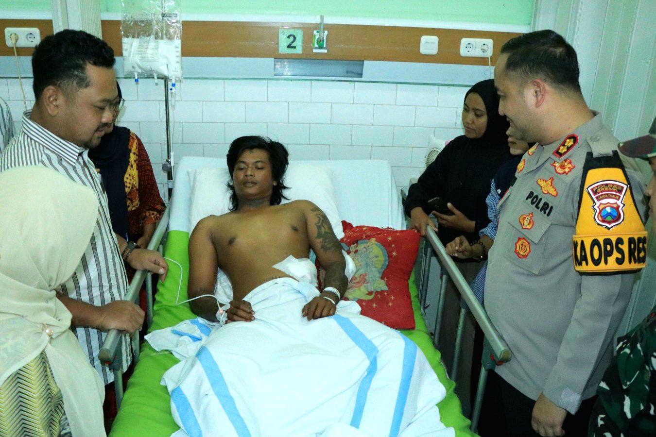 Forkopimda Gresik Jenguk Korban Insiden Patroli Sahur di RS