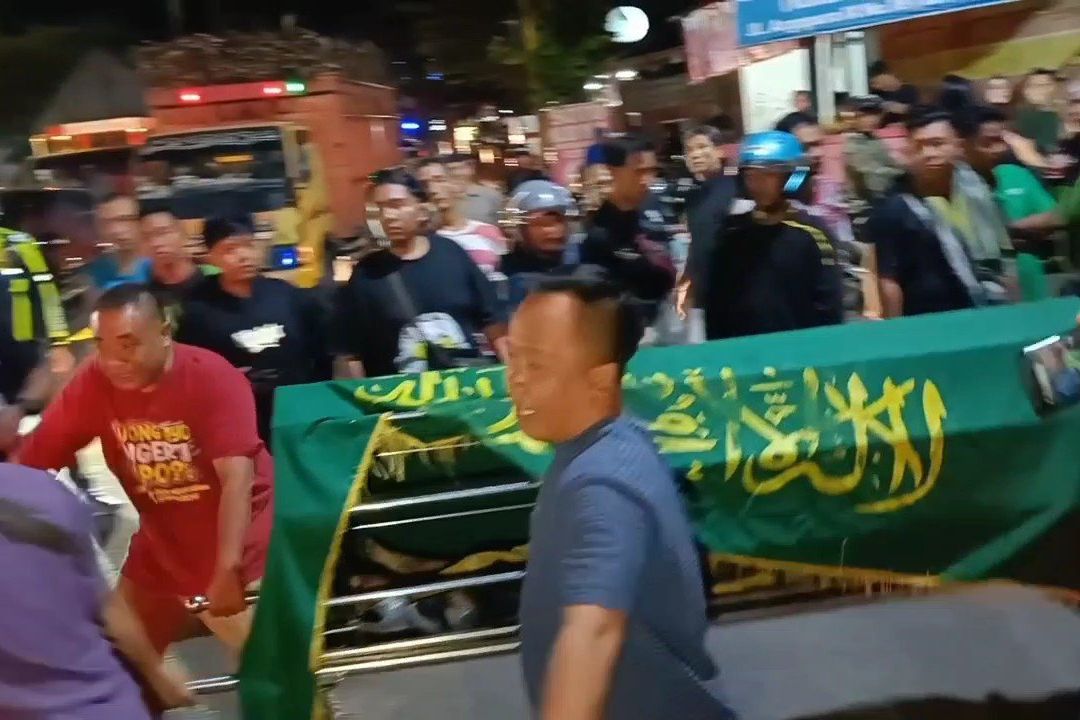 Motor Berhenti Mendadak, Dua Warga Wonomerto Tertabrak Truk di Simpang Kopian Probolinggo
