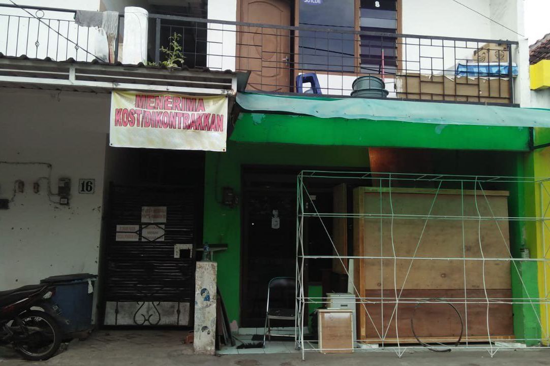 Perempuan Bakar Diri Beli Bensin di Toko Tetangga