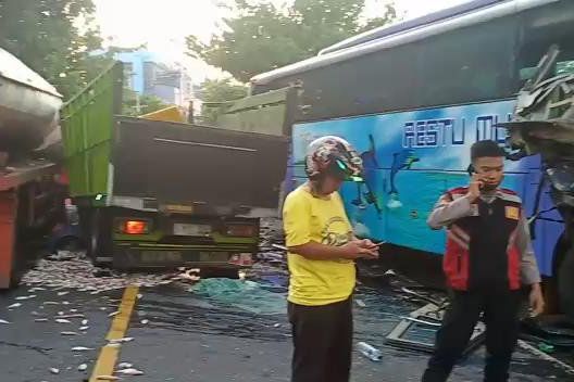 Truk Tabrak Bus di Jalur PLTU Paiton Dua Meninggal, Sembilan Terluka