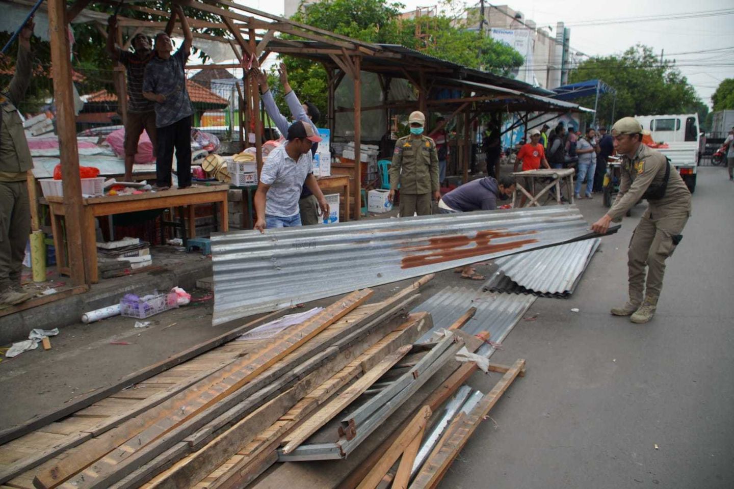 Penertiban Lapak Pedagang Tumpang di Pasar Tanjung Kota Mojokerto Saling Gotong Royong