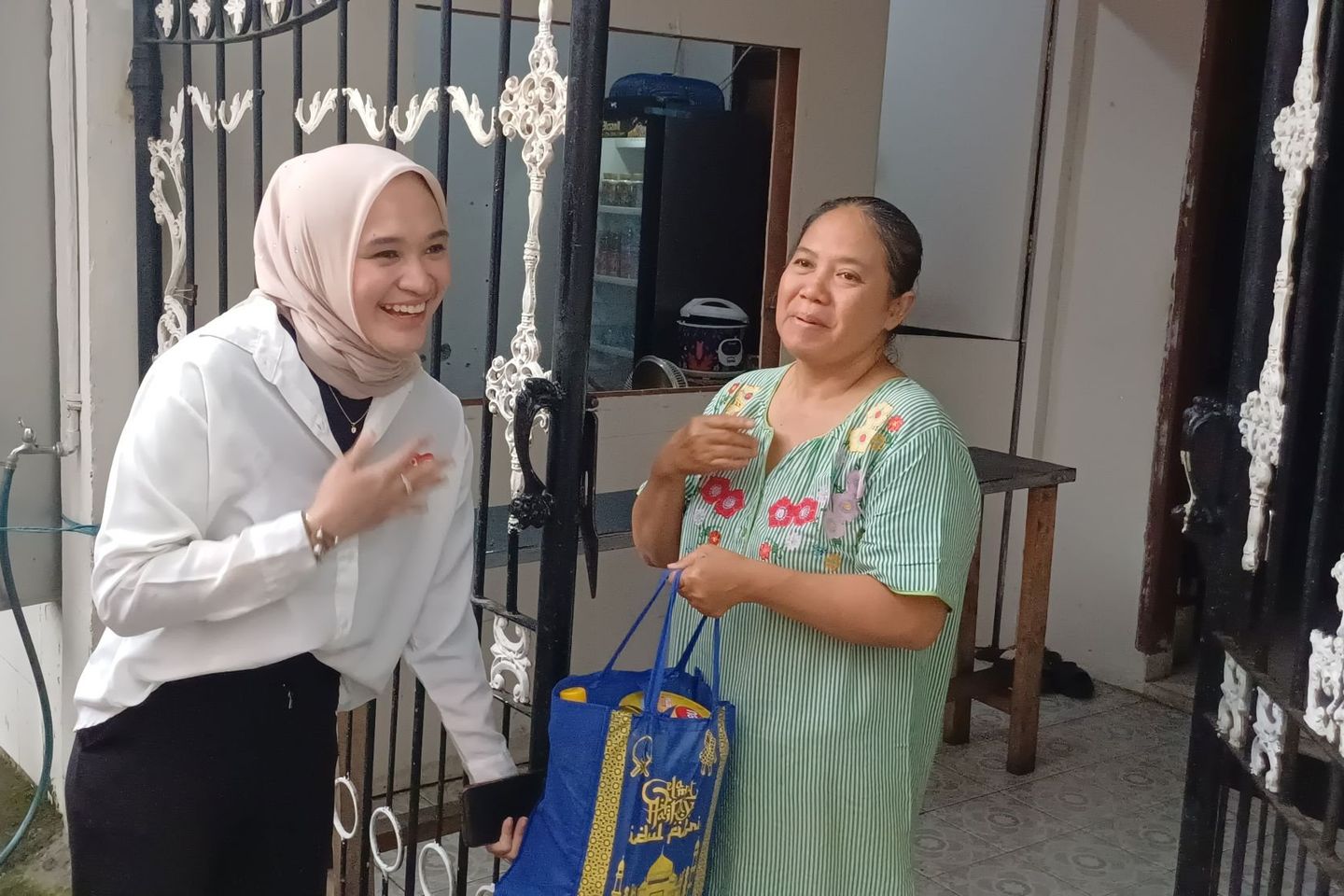 LBH Legundi Bagikan Puluhan Sembako dan Takjil Gratis untuk Warga Kurang Mampu Jelang Lebaran