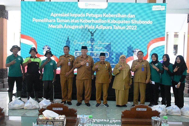 Terima Penghargaan Adipura, Bupati Situbondo Beri Penghargaan Petugas Kebersihan