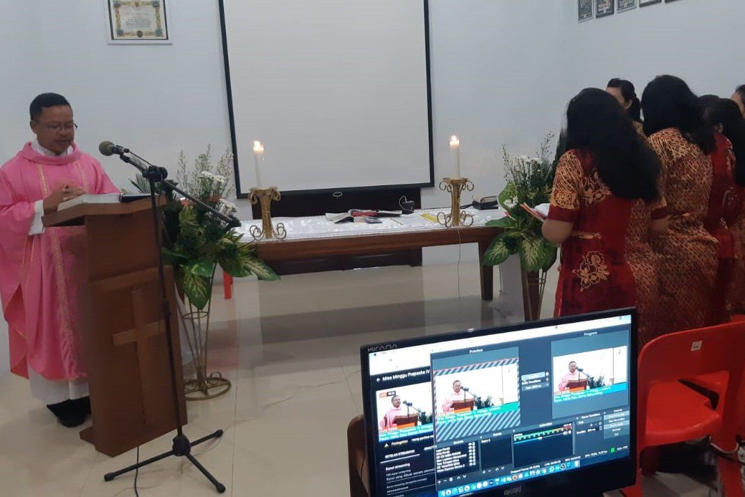 Misa Streaming, Romo Katolik Siaran Live dari Pastoran