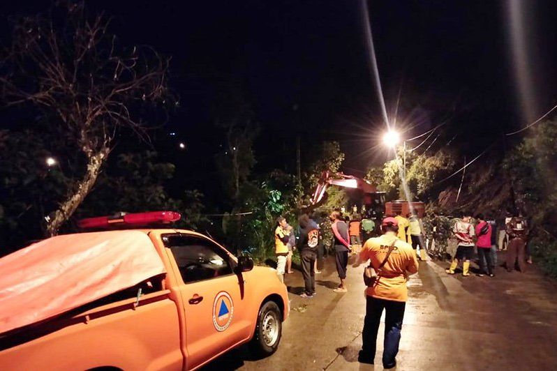 Tebing Longsor, Akses Jalan Dua Kecamatan di Mojokerto Ditutup