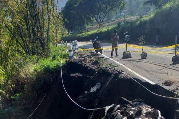 Jalur Menuju Wisata Bromo Terjadi Longsoran Tanah