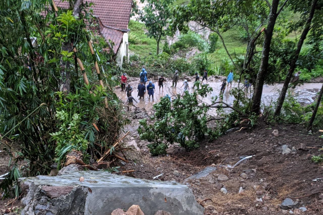 Longsor, Jalur Penghubung Pacet - Trawas Tertutup