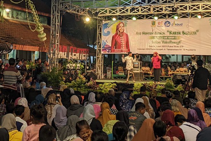 Mengawali Peringatan HUT Kota Mojokerto ke-105, Ning Ita Hadiri Kesenian Ludruk