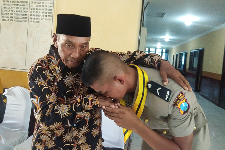 Anak Kuli Bangunan Jadi Lulusan Polisi Terbaik