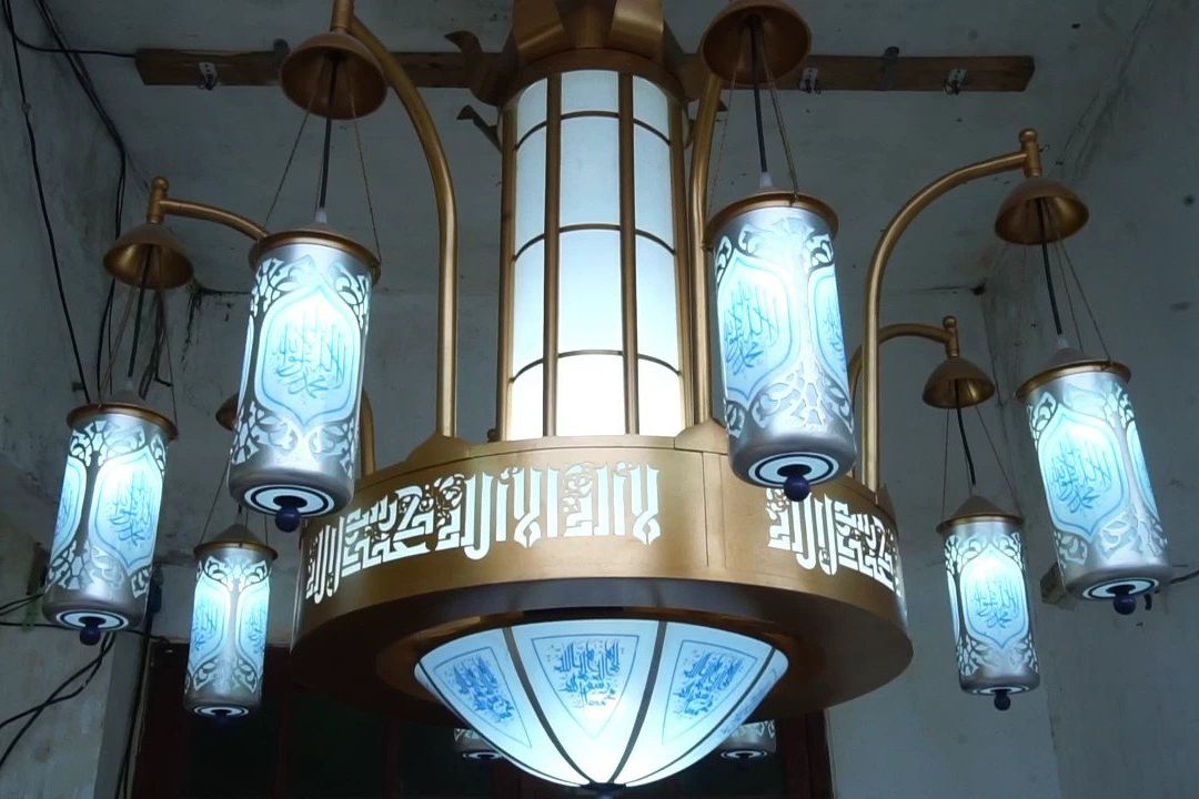 ‎Jelang Lebaran, Perajin Lampu Hias PVC di Probolinggo Kebanjiran Pesanan hingga ke Luar Negeri