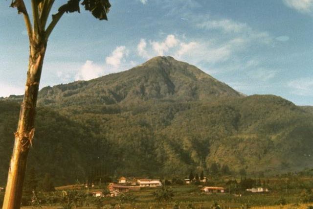 Badai Terjang Gunung Lawu, Jalur Pendakian Ditutup